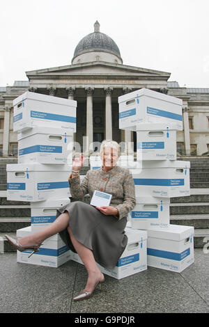 Chief Executive von Camelot Dianne Thompson sitzt auf Top-Boxen, die die Unterlagen für Camelots Angebot für eine dritte Lizenzlaufzeit für die UK National Lottery enthalten, außerhalb der National Portrait Gallery im Zentrum von London. Stockfoto