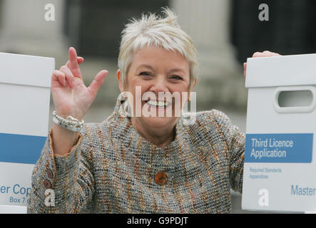 Chief Executive von Camelot Dianne Thompson sitzt auf Top-Boxen, die die Unterlagen für Camelots Angebot für eine dritte Lizenzlaufzeit für die UK National Lottery enthalten, außerhalb der National Portrait Gallery im Zentrum von London. Stockfoto