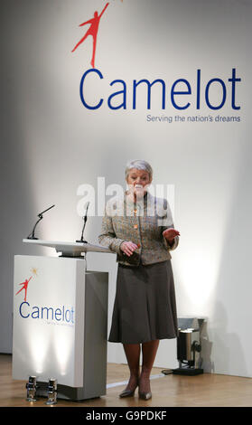 Die Hauptgeschäftsführerin von Camelot Dianne Thompson spricht auf einer Pressekonferenz, nachdem sie Camelots Angebot für eine dritte Lizenzlaufzeit für die britische National Lottery in der National Portrait Gallery im Zentrum von London eingereicht hatte. Stockfoto