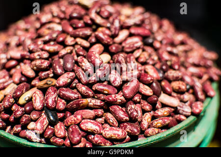 Grüne Schale mit roten Bohnen Nahaufnahme Stockfoto