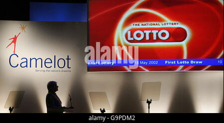 Die Hauptgeschäftsführerin von Camelot Dianne Thompson spricht auf einer Pressekonferenz, nachdem sie Camelots Angebot für eine dritte Lizenzlaufzeit für die britische National Lottery in der National Portrait Gallery im Zentrum von London eingereicht hatte. Stockfoto