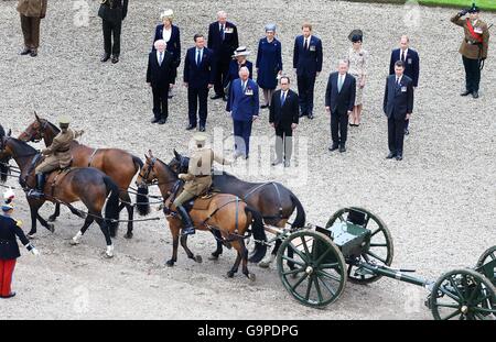 Die Kings Troop Royal Horse Artillery übergeben der Prince Of Wales, der französische Präsident Francois Hollande, Premierminister David Cameron, der Herzogin von Cornwall, Herzog und der Herzogin von Cambridge, Prinz Harry und VIPs bei einem Dienst anlässlich der 100. Jahrestag des Beginns der Schlacht an der Somme bei der Commonwealth War Graves Kommission Memorial in Thiepval, Frankreich , wo 70.000 britischen und Commonwealth-Soldaten mit kein bekanntes Grab gedacht sind. Stockfoto