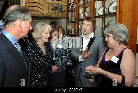 Der Prinz von Wales und die Herzogin von Cornwall hören Fernsehkoch Jamie Oliver mit Norah Sands (rechts) von der Kidbrooke Secondary School South East London während eines Empfangs für Schulköche im Clarence House, London. Stockfoto