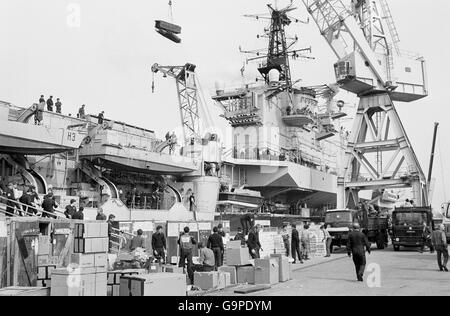 Das Flugdeck des Flugzeugträgers HMS Hermes, als sie auf dem Weg zu den Falklands durch den Südatlantik segelte. Stockfoto