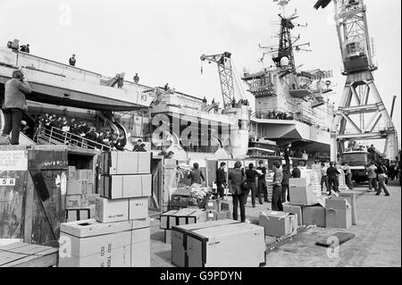 Das Flugdeck des Flugzeugträgers HMS Hermes, als sie auf dem Weg zu den Falklands durch den Südatlantik segelte. Stockfoto