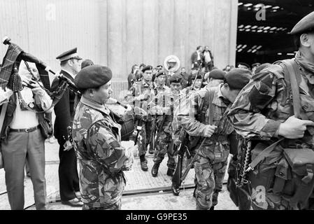 Gurkha Corporal Tamang Kirtiman verrohrt Mitglieder der 1/7 Gurkha-Gewehre an Bord der QE2 in Southampton. Etwa 600 Gurkhas machten insgesamt 3,000 Truppen aus, die das Linienschiff einschifften, um nach den Falklandinseln zu segeln. Stockfoto