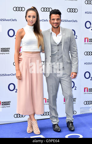 Peter Andre und Emily MacDonagh Besuch der O2 Clef Awards in Silber, in Verbindung mit Nordoff Robbins im Grosvenor House Hotel in London. Stockfoto