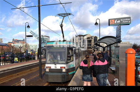 Der Metrolink hält auf seinem Weg um Manchester an den Salford Quays. Stockfoto