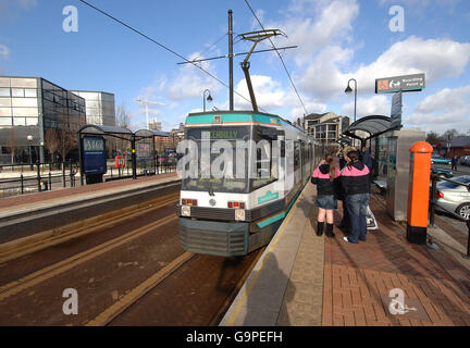 Der Metrolink hält auf seinem Weg um Manchester an den Salford Quays. Stockfoto