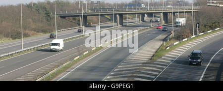 Generische Transport-PICs. Die M3 in der Nähe der Kreuzung mit der M25 in Staines. Stockfoto