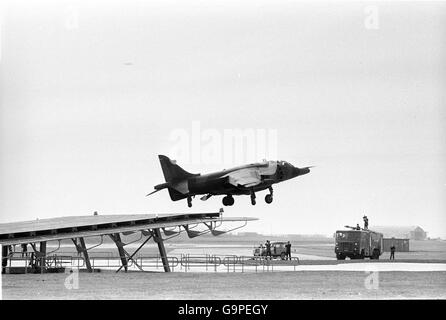 Ein RAF Harrier wird bei RNAS Yeovilton auf Herz und Nieren geprüft. Die Piloten erhalten einen Intensivkurs, um sie mit dem Deckbetrieb vertraut zu machen, um sich der Task Force in den Falklands anzuschließen. Stockfoto