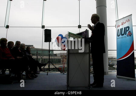 Sir Reg Empey, Vorsitzender der Ulster Unionist Party, sprach beim Start des Parteienwahlmanifeste für die nordirische Parlamentswahl in der Waterfront Hall in Belfast. Stockfoto