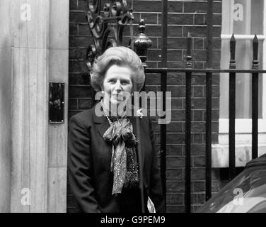 Premierministerin Thatcher verlässt die Downing Street Nr. 10 für das Unterhaus. Später wird es eine Kabinettssitzung geben, um über die Krise in den Falklandinseln und das Friedensangebot Argentiniens zu diskutieren. Stockfoto