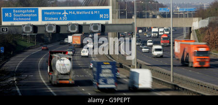 Generische Transport-PICs. M25 in der Nähe der Kreuzung mit der M3 in Staines. Stockfoto