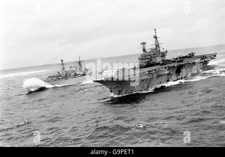 Typ 22 Fregatte HMS Broadsword Flanken HMS Hermes im Südatlantik. Stockfoto