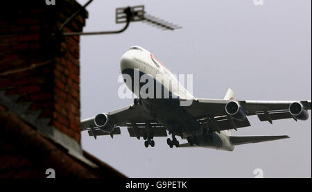 Eine Boeing 747 von British Airways kommt über die Häuser, als sie am Londoner Flughafen Heathrow landet. Stockfoto