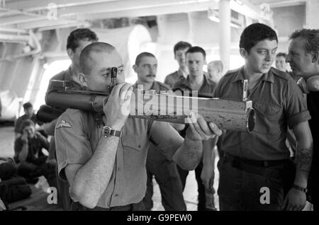 Der Waffenausbilder „Chuck“ Berry (rechts) bohrt Männer der „A“ Company Commando Unit an Bord der HMS Hermes im Einsatz von 66mm Panzerabwehrwaffen. Stockfoto