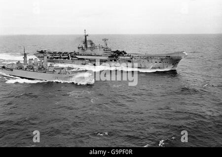 Typ 22 Fregatte HMS Broadsword Flanken HMS Hermes im Südatlantik. Stockfoto