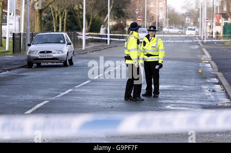 Polizei in der Raby Street in Moss Side, Greater Manchester, wo ein Junge auf den Rücken geschossen wurde und sich im Krankenhaus erholt. Ein Sprecher der Polizei im Großraum Manchester sagte: „Gestern, am Freitag, den 16. Februar, um 21:00 Uhr erhielt die Polizei der Metropolitan Division einen Bericht über einen Mann, der auf der Raby Street, Moss-Seite, angeschossen wurde. Stockfoto