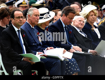 (links nach rechts) Der französische Präsident Francois Hollande, der Prince Of Wales und Herzogin von Cornwall, Premierminister David Cameron und irische Präsidentin Michael D Higgins und seine Frau Sabina Coyne, während das Gedenken an den hundertsten Jahrestag der Schlacht an der Somme bei der Commonwealth War Graves Kommission Thiepval Memorial in Thiepval, Frankreich, wo 70.000 britischen und Commonwealth-Soldaten mit kein bekanntes Grab gedacht sind. Stockfoto