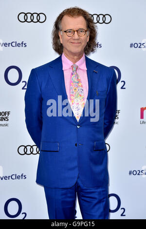 Andre Rieu Besuch der O2 Clef Awards in Silber, in Verbindung mit Nordoff Robbins im Grosvenor House Hotel in London. Stockfoto