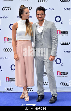 Peter Andre und Emily MacDonagh Besuch der O2 Clef Awards in Silber, in Verbindung mit Nordoff Robbins im Grosvenor House Hotel in London. PRESSEVERBAND Foto. Bild Datum: Freitag, 1. Juli 2016. Vgl. PA Geschichte SHOWBIZ Notenschlüssel. Bildnachweis sollte lauten: Matt Crossick/PA Wire Stockfoto