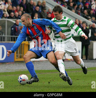 Fußball - Tennent's Scottish Cup - Viertelfinale - Inverness Caledonian Thistle gegen Celtic - Tulloch Caledonian Stadium. Graham Bayne von Inverness und Lee Naylor von Celtic während des Tennent's Scottish Cup Viertelfinales im Tulloch Caledonian Stadium, Inverness. Stockfoto