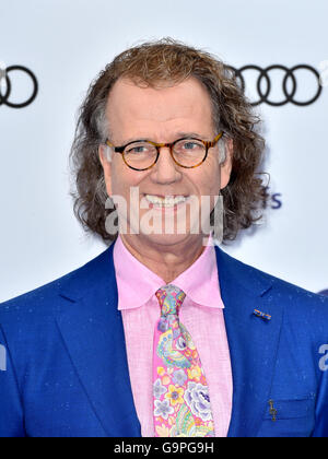 Andre Rieu Besuch der O2 Clef Awards in Silber, in Verbindung mit Nordoff Robbins im Grosvenor House Hotel in London. PRESSEVERBAND Foto. Bild Datum: Freitag, 1. Juli 2016. Vgl. PA Geschichte SHOWBIZ Notenschlüssel. Bildnachweis sollte lauten: Matt Crossick/PA Wire Stockfoto