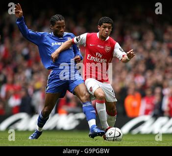 Fußball - Carling Cup - Finale - Chelsea / Arsenal - Millennium Stadium. Neves Denilson von Arsenal und Didier Drogba von Chelsea kämpfen um den Ball Stockfoto