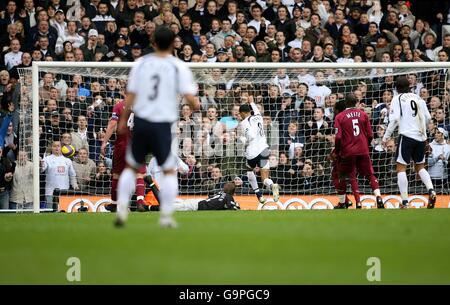 Fußball - FA Barclays Premiership - Tottenham Hotspur / Bolton Wanderers - White Hart Lane. Jermaine Jenas (Mitte) erzielt das zweite Tor von Tottenham Hotspur. Stockfoto