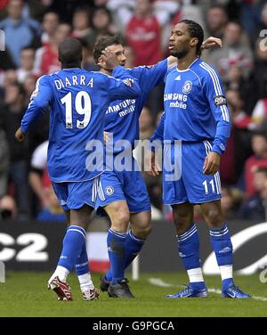 Chelsea's Didier Drogba (r) feiert den Ausgleich mit dem Team Verknüpfungen Stockfoto