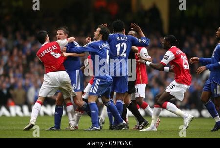 Fußball - Carling Cup - Finale - Chelsea / Arsenal - Millennium Stadium. Arsenal- und Chelsea-Spieler spielen beim Carling-Cup-Finale im Millennium Stadium, Cardiff, in einen Krach. Stockfoto