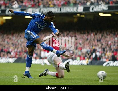 Fußball - Carling Cup - Finale - Chelsea / Arsenal - Millennium Stadium. Chelseas Didier Drogba schießt in einem Schuss auf das Tor Stockfoto