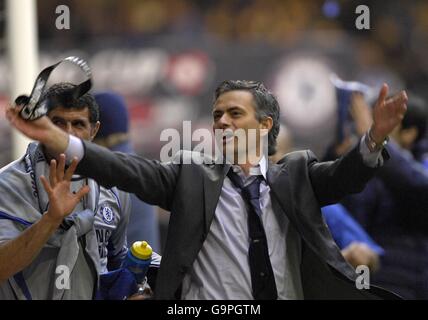 Jose Mourinnhofeiert den Gewinn des League Cups nach dem Finale Pfeife Stockfoto