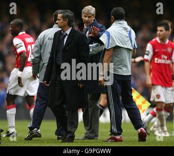 Fußball - Carling Cup - Finale - Chelsea / Arsenal - Millennium Stadium. Arsenal-Manager Arsene Wenger und Chelsea-Manager Jose Moureino Stockfoto