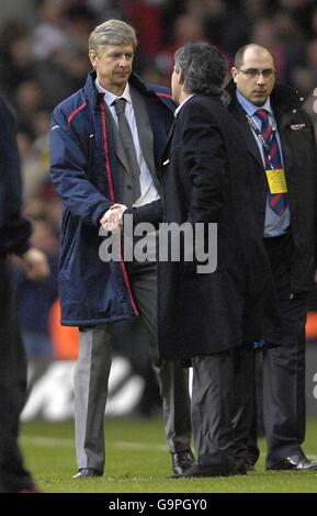 Chelsea-Manager Jose Mourinho (r) und Arsenal-Manager Arsene Wenger (l) bei der letzten Pfeife die Hände schütteln Stockfoto