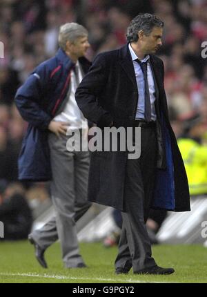 Der Chelsea-Manager Jose Mourino (r) und Arseanl-Manager Arsene Wenger (l) auf der Touchline Stockfoto