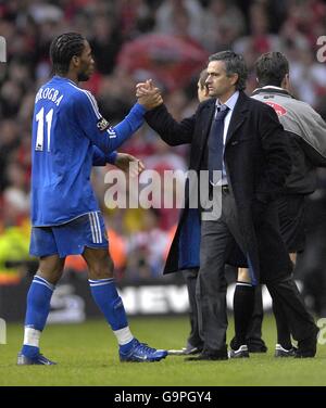 Fußball - Carling Cup - Finale - Chelsea / Arsenal - Millennium Stadium. Der Chelsea-Manager Jose MourInha (r) und Didier Drogba (l) feiern mit einer Umarmung, nachdem sie den Ligapokal gewonnen haben Stockfoto