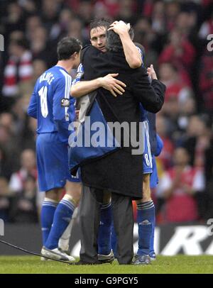 Chelsea-Manager Jose Mourinho und Frank Lampard feiern mit einem Umarmung, nachdem sie den Ligapokal gewonnen haben Stockfoto