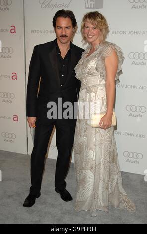 Elton John Party - Los Angeles. Eric McCormack und seine Frau Janet Holden kommen zur jährlichen Elton John Party im Pacific Design Center an. Stockfoto