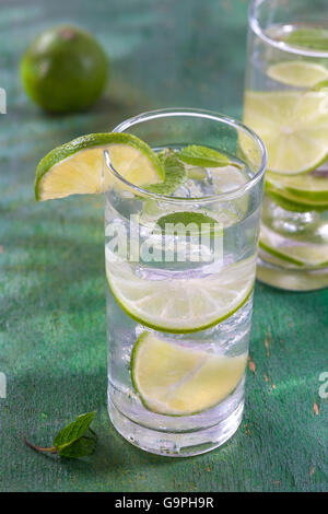 Nahrhafte Detox Wasser mit Limette und Minze im Glas Stockfoto