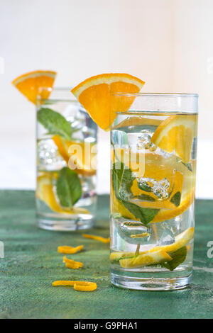 Detox Getränke Withorange und Minze Stockfoto