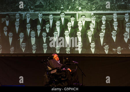 Professor Stephen Hawking anlässlich der Starmus-Festival-2016 im Piramide de Arona, Las Americas, Teneriffa, Kanarische Inseln Stockfoto