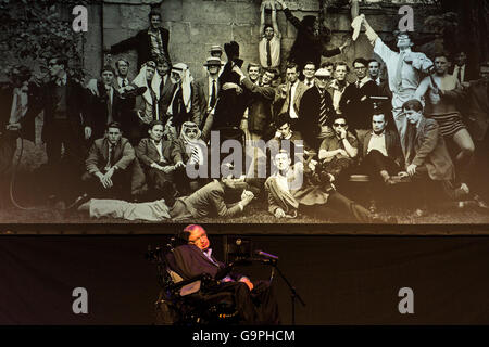 Professor Stephen Hawking anlässlich der Starmus-Festival-2016 im Piramide de Arona, Las Americas, Teneriffa, Kanarische Inseln Stockfoto