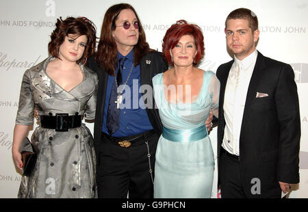 Ozzy Osbourne mit seiner Frau Sharon und den Kindern Kelly und Jack, als sie zur 16. Jährlichen Elton John AIDS Foundation kommen, um die Academy Awards zu feiern, die im Pacific Design Center in Los Angeles, Kalifornien, stattfinden. Stockfoto