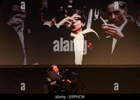 Professor Stephen Hawking anlässlich der Starmus-Festival-2016 im Piramide de Arona, Las Americas, Teneriffa, Kanarische Inseln Stockfoto