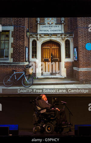 Professor Stephen Hawking anlässlich der Starmus-Festival-2016 im Piramide de Arona, Las Americas, Teneriffa, Kanarische Inseln Stockfoto