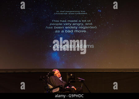 Professor Stephen Hawking anlässlich der Starmus-Festival-2016 im Piramide de Arona, Las Americas, Teneriffa, Kanarische Inseln Stockfoto