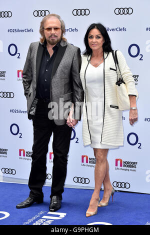 Barry Gibb und Linda Gray Besuch der O2 Clef Awards in Silber, in Verbindung mit Nordoff Robbins im Grosvenor House Hotel in London. PRESSEVERBAND Foto. Bild Datum: Freitag, 1. Juli 2016. Vgl. PA Geschichte SHOWBIZ Notenschlüssel. Bildnachweis sollte lauten: Matt Crossick/PA Wire Stockfoto