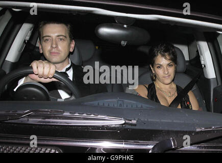 Der Künstler Tracey Emin und ein Freund kommen zum Gottesdienst, um die Hochzeit von Liz Hurley und dem indischen Geschäftsmann Arun Nayar in Sudeley Castle, Gloucestershire, zu feiern. Stockfoto